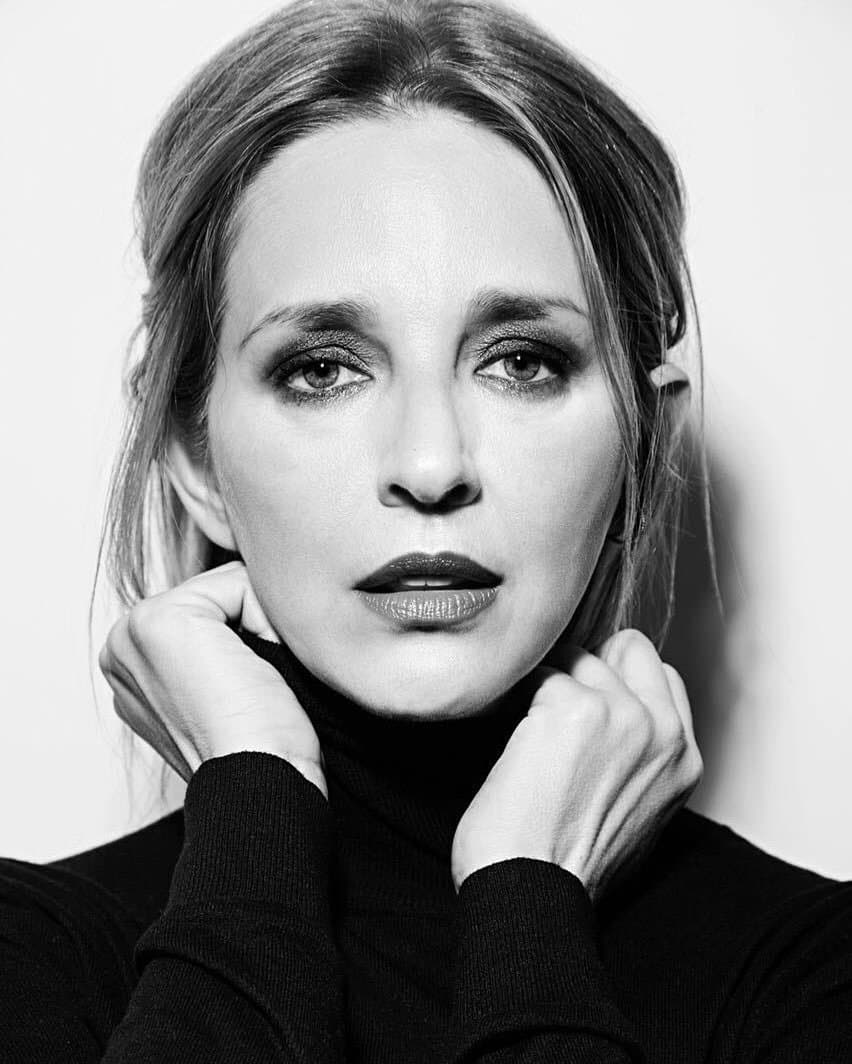 Su talento poco a poco comenzó a llamar la atención de los productores y en 1983 realizó su primera aparición en las telenovelas en 
<i>La fiera</i>.