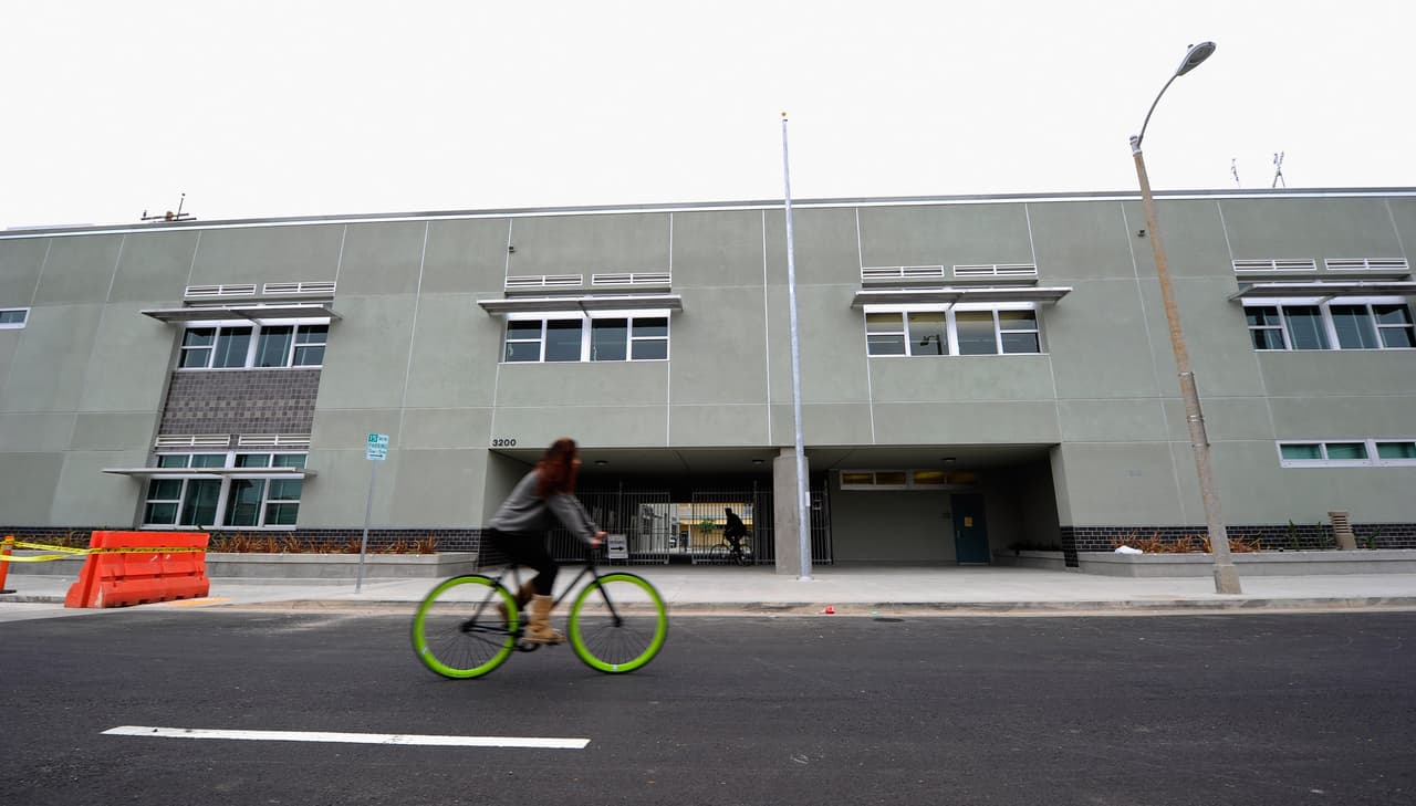 Sentencian al dueño de cuatro escuelas en Los Ángeles por fraude con visas de estudiantes