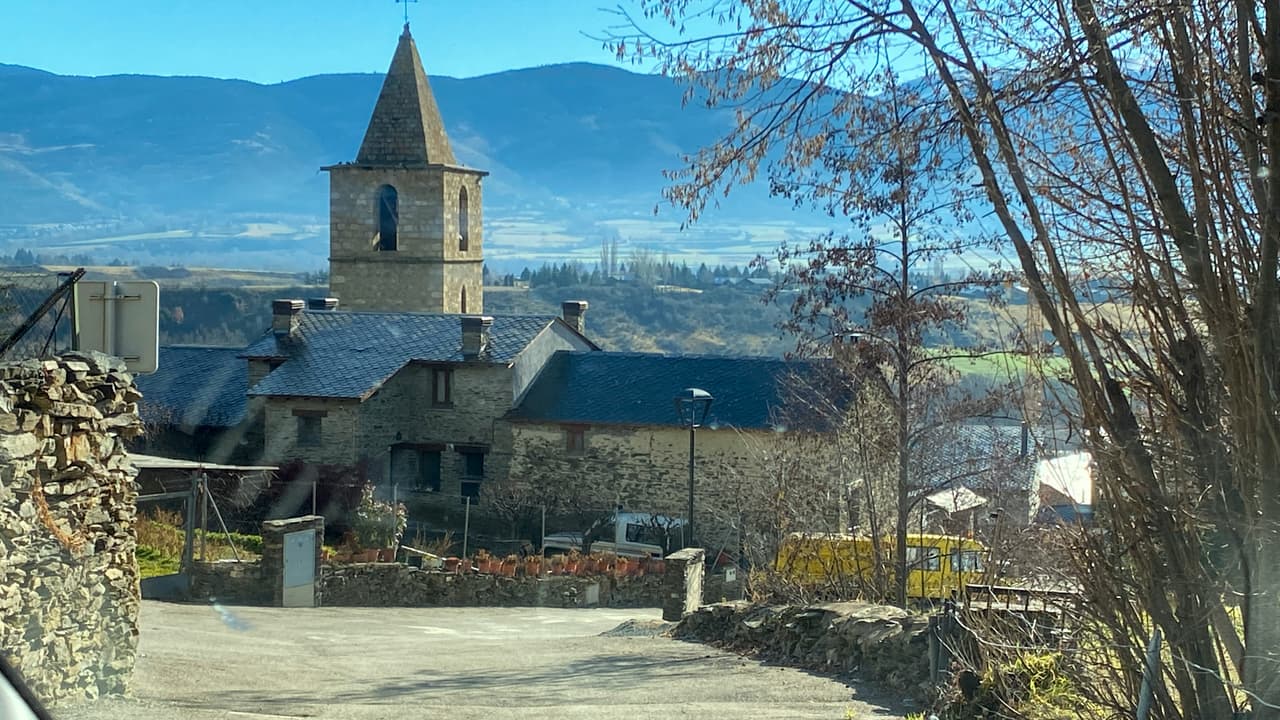 De acuerdo con The Grosby Group, la residencia de Piqué en este lugar consta de tres niveles y su valor ronda los 
<b>2.1 millones de dólares. </b>
<br>