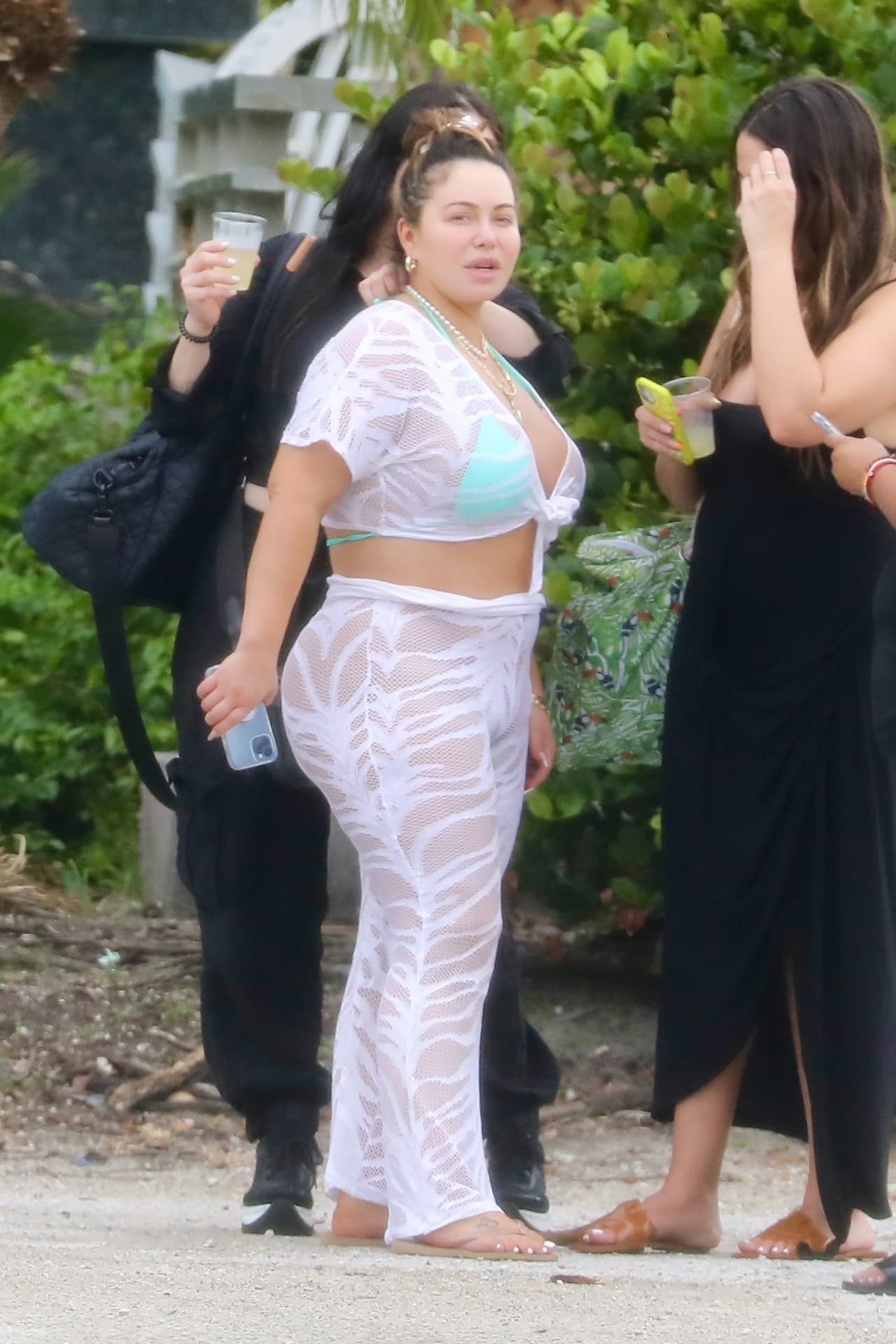 <b><a href="https://www.univision.com/famosos/el-hijo-de-chiquis-no-resulto-ser-tan-buen-chico-tras-un-mes-de-arduo-entrenamiento-video">Chiquis se percató de la presencia del paparazzo</a></b>, pero no le importó y continuó divirtiéndose.