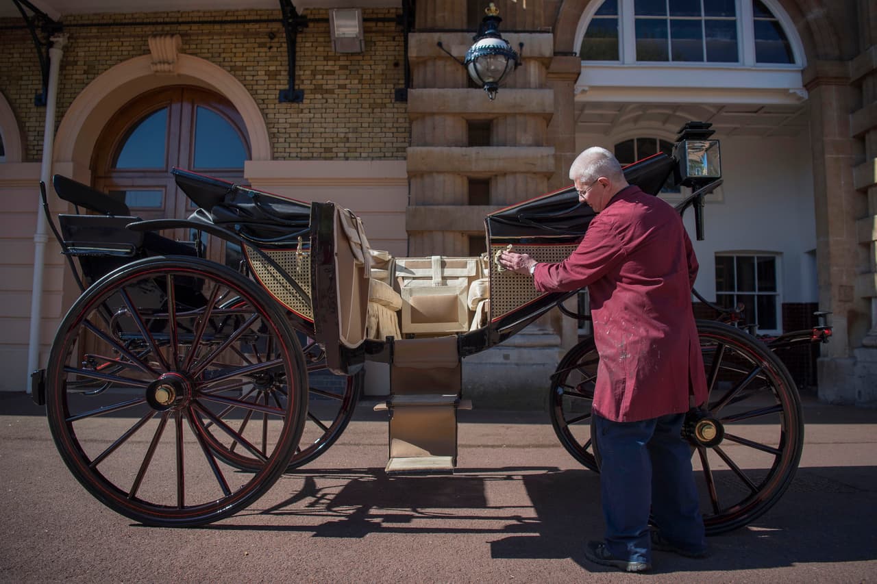 El acceso fácil y cómodo a la Ascot Landau está garantizado por esta
<b> escalerilla plegable</b>, la cual la reina la reina Isabel II aún puede remontar a pesar de sus 92 años de edad, como lo demuestra cada año en el evento equino de Royal Ascot.