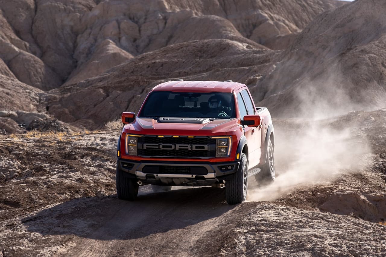 Además, tan solo basta presionar un botón en el tablero para activar un paquete de cámaras que en conjunto ofrecen una vista de 360 grados de los obstáculos alrededor de la camioneta.