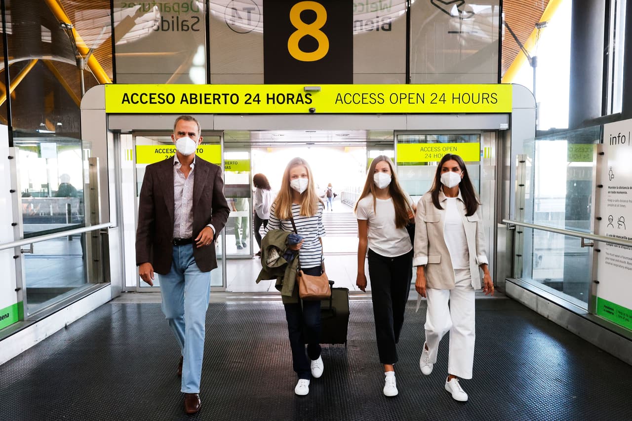El rey Felipe, la reina Letizia y la infanta Sofía la acompañaron a la terminal 4 en donde 
<b><a href="https://www.univision.com/famosos/leonor-hija-reina-letizia-estudiara-en-el-uwc-atlantic-college-de-gales-fotos" target="_blank">tomó un vuelo a Gales, Reino Unido</a></b>, destino en el que se dispondrá a estudiar la preparatoria.