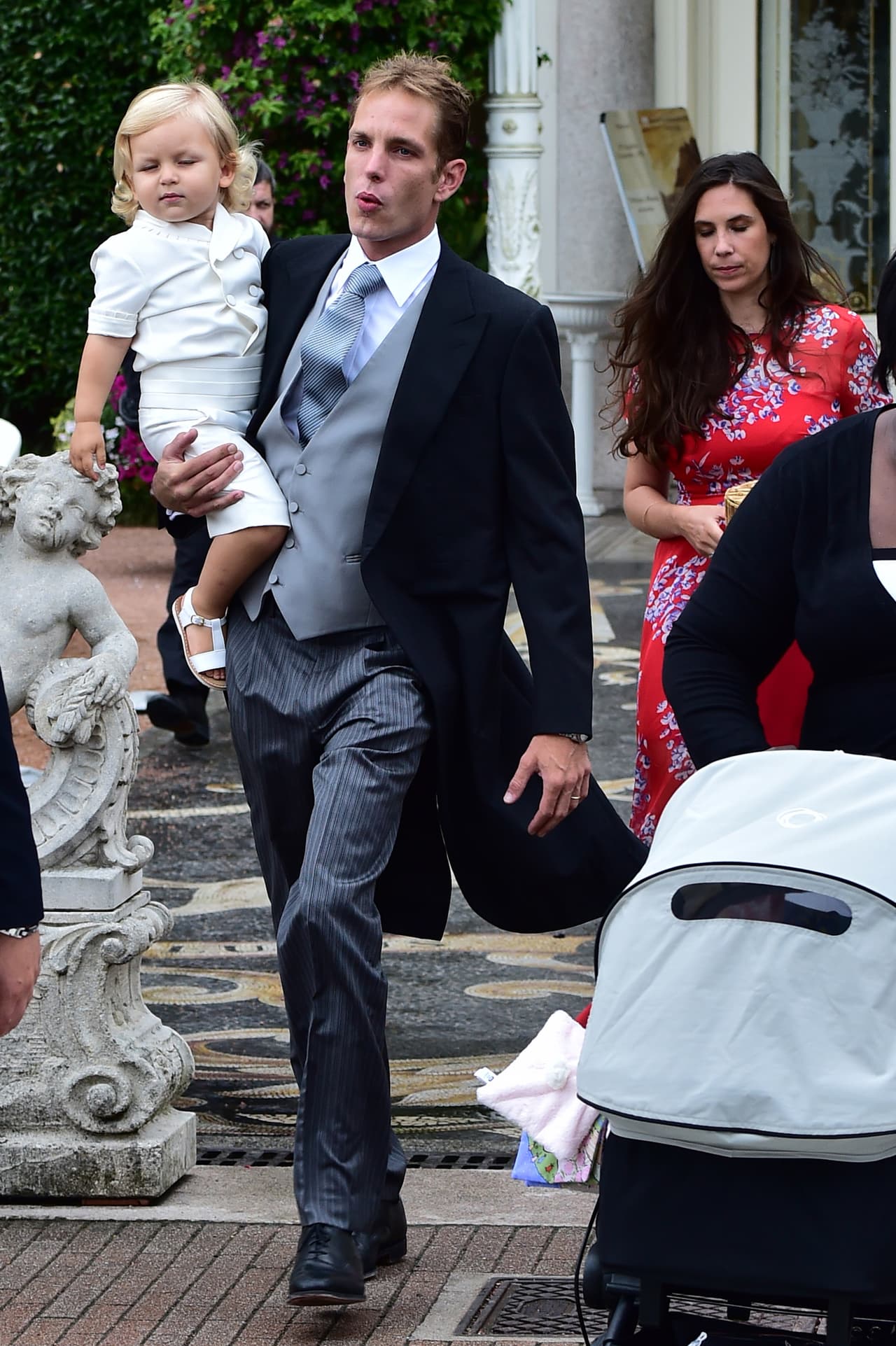 Por su parte, Andrea Casiraghi y su esposa, Tatiana Santo Domingo, han procreado dos hijos: Sasha e India Casiraghi.