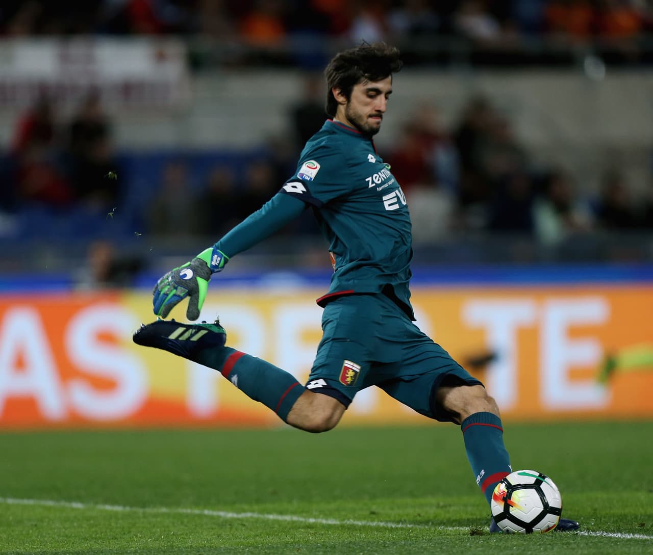 El portero Mattia Perin, quien brillara en Serie A con Pescara hace unas temporadas, estaría cerca de dejar el Genoa para unirse a la Roma.
