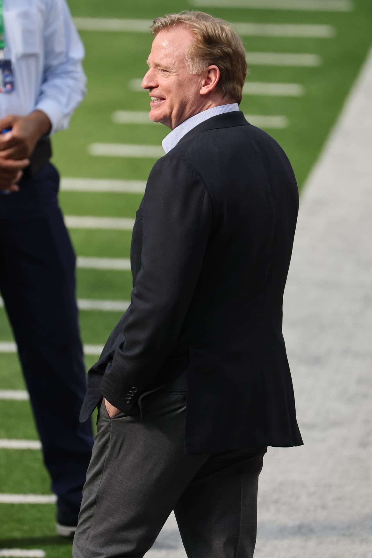El comisionado de la NFL hizo acto de presencia en el emparrillado del SoFi Stadium previo al gran juego de la temporada 2022.