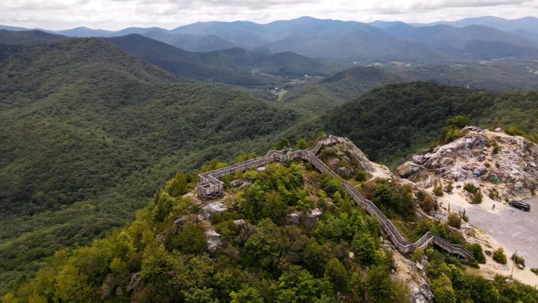 Ubicada a unas 108 millas al norte desde Atlanta, justo en la frontera con Carolina del Norte, Bell Mountain ofrece a sus visitantes una vista impresionante de 360 grados como pocas en Georgia.
