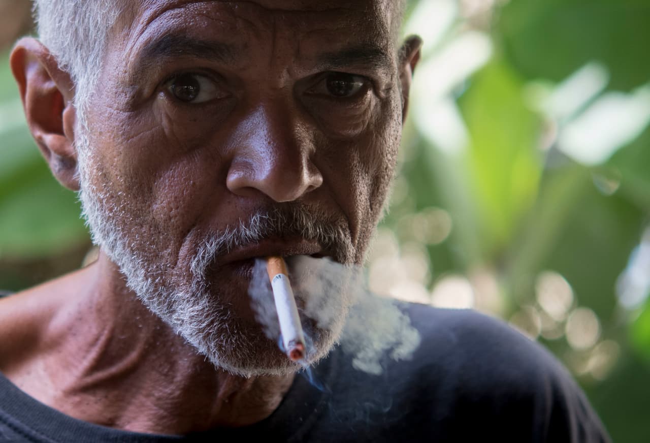 Wilfredo Rivera fuma un cigarrillo luego de inyectarse heroína detrás de una casa abandonada en Humacao. “Hubo un boom de trastornos de ansiedad y de suicidios”, afirma el senador local José Vargas Vidot, un médico que ha asistido por años como voluntario a los drogadictos de la isla. “Todas esas cosas contribuyen al aumento del consumo de fentanilo y otras drogas".