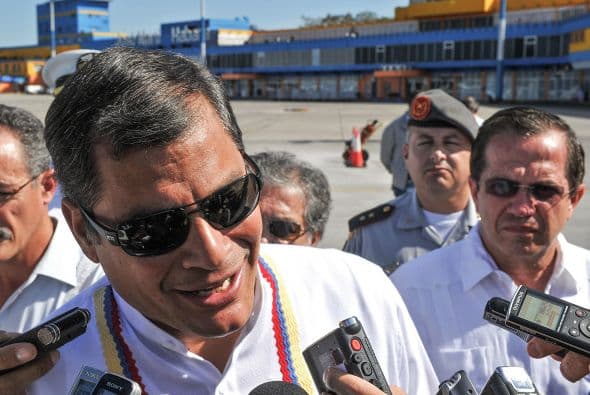El presidente de Ecuador, Rafael Correa, llegó a Cuba para visitar a su homólogo venezolano, Hugo Chávez, quien será sometido aquí a una cuarta intervención quirúrgica.