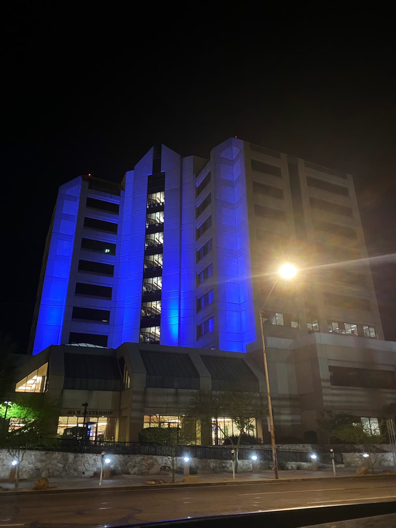 El centro de Phoenix se ilumino de azul en apoyo al personal médico de primera línea y los servicios de emergencia.
<br>