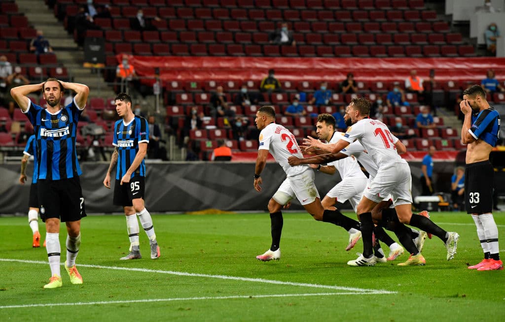Diego Carlos (74’) remató de chilena dentro del área y el belga terminó de empujar el esférico al fondo.