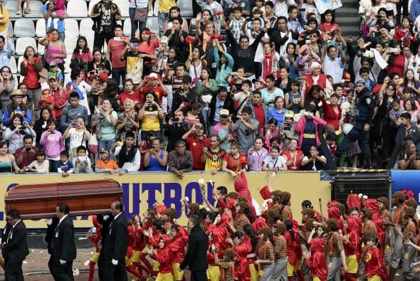 El último adiós a Chespirito en el Estadio Azteca estuvo escoltado por niños.
