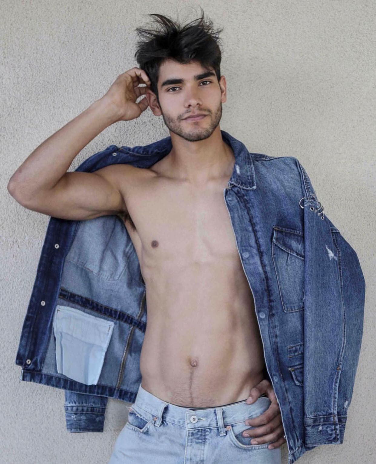 En marzo de 2015 debutó en la televisión en un episodio de Nuestra Belleza Latina, donde interpretó al príncipe azul en uno de los números que presentaron las participantes.
<br>