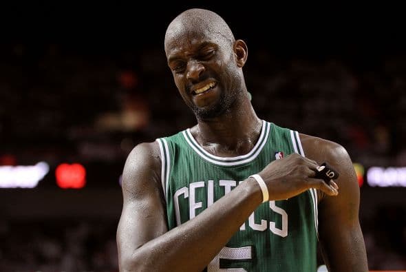 32. KEVIN GARNETT- Su pasión es el básquetbol, pero ese amor por el deporte no sólo le ha permitido ser reconocido a nivel deportivo sino también en el mundo financiero debido a su alto salario. El jugador de los Celtics de Boston tuvo ganancias de $23.8 millones en sólo un año.