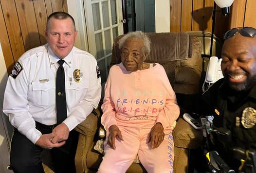 Mujer cumple 103 años y recibe la visita del jefe de la policía de Raeford