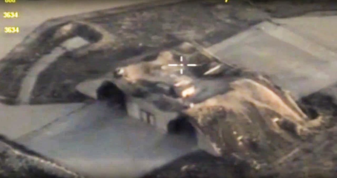 Un refugio para aeronaves golpeado por los misiles estadounidenses en la base militar de las fuerzas del gobierno sirio en Shayrat. Fotografía del Ministerio de defensa de Rusia. 7 de abril de 2017.
<br>