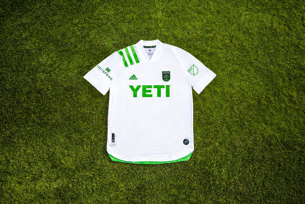 Austin FC acaba de presentar a su camiseta secundaria para la temporada 2021 de MLS. Bautizada como 'la Camiseta de las Leyendas', la casaca busca celebrar a los aficionados que han ayudado a construir el club antes del inicio de su primera temporada oficial.
<br>
<br>La camiseta tiene al blanco como tono principal, con tonos verde en el logro principal y detalles dentro del uniforme.
<br>