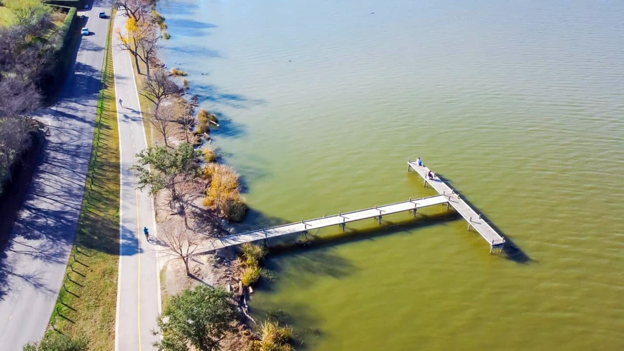 <b>Lakeside Park: </b>Longitud: 
<b>2 millas (3.2 kilómetros).</b> En la hermosa zona de Highland Park, encontramos una serie de estatuas gigantes de osos de peluche, ideales para una genial fotografía, y caminar en familia. Cuenta además con una cascada, un lago y un puente.