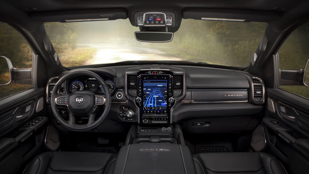 El interior de la nueva Ram 1500 2019 toma como punto de inicio el exitoso diseño de la versión anterior, luciendo apto para una pickup y elegante y resistente a la vez.