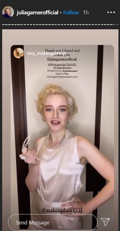 Julia Garner se llevó el premio por Mejor actriz de reparto de drama gracias a su participación en Ozark. Para recibir el galardón, vistió un diseño de Chanel y lució un look inspirado en los años 20.