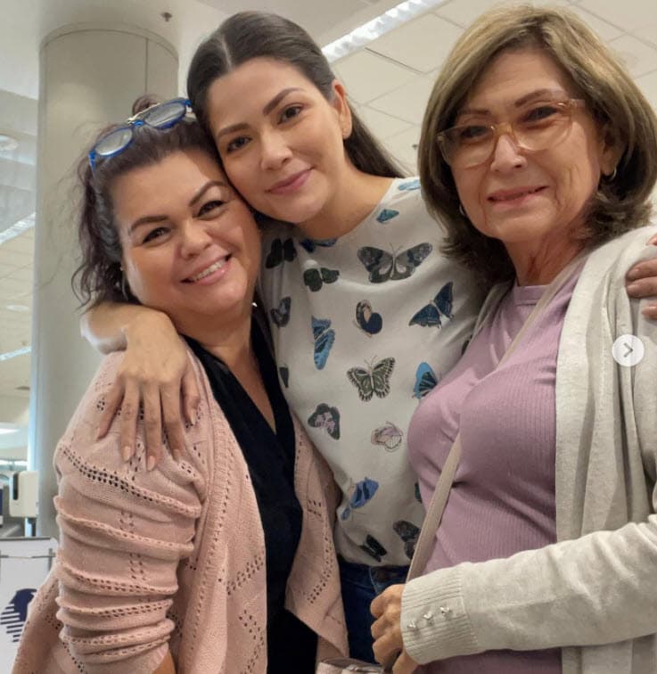 Maximus llega un día después de que
<a href="https://www.univision.com/shows/enamorandonos/ana-patricia-aprovecho-su-aparicion-especial-en-enamorandonos-para-mandarle-este-mensaje-a-su-mama-video">doña Alicia Montes, madre de la presentadora</a>, regresara a México, por lo que no pudo conocer al nuevo miembro de la familia.
<br>