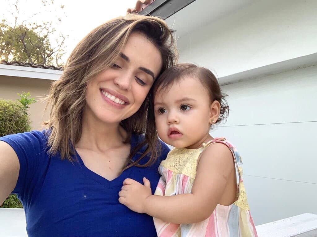 La presentadora colombiana no les guarda secretos a sus seguidores de redes sociales y hace unos días les contó cómo le hace para brindar la información de actualidad al estar en su residencia junto a su bebé de un año: "Me han preguntado mucho por Chloé durante las transmisiones del noticiero. Mis papás, sus abuelitos, se la llevan a la habitación a jugar mientras mami trabaja".