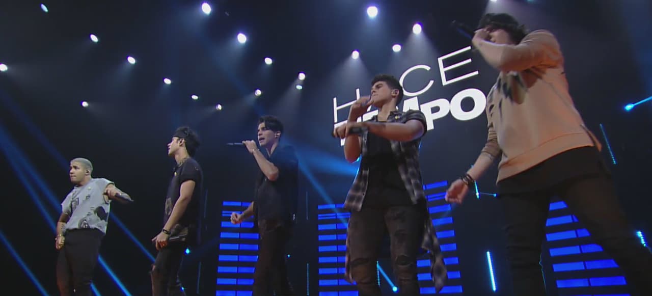 CNCO causó revuelo en el foro, ellos llegaron para interpretar su 'Reggaeton Lento'.