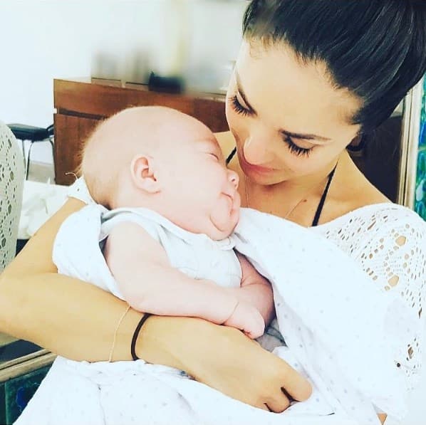 Además se dedica por completo a cuidar a su
<b> <a href="http://www.univision.com/programas/novelas/los-15-momentos-mas-tiernos-de-anahi-junto-a-su-bebe-fotos">pequeño hijo Manuel</a></b>, quien ya tiene 9 meses.