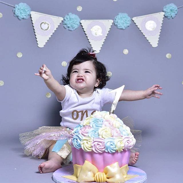 MAYO: Giulietta estaba de cumple y así lo celebró. Con esta encantadora imagen captada por el lente de @JesusFoto, su mami Ana Patricia daba gracias por su primer cumpleaños.