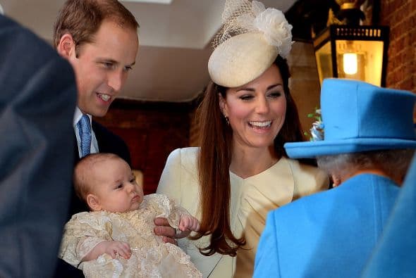 La reina Elizabeth acompañó a la joven familia en el evento y nos mostró lo cariñosa que es con su bisnieto más joven.