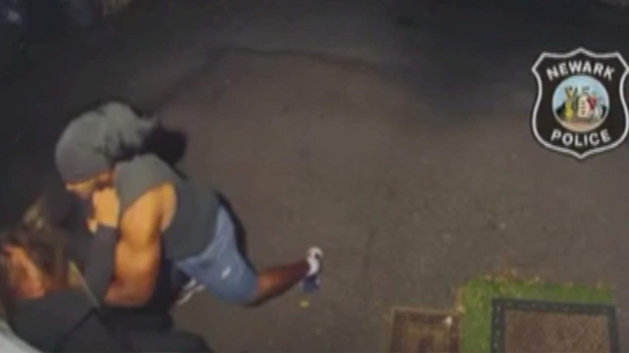 Buscan a sospechoso de golpear varias veces a una mujer en Newark: el ataque quedó en video