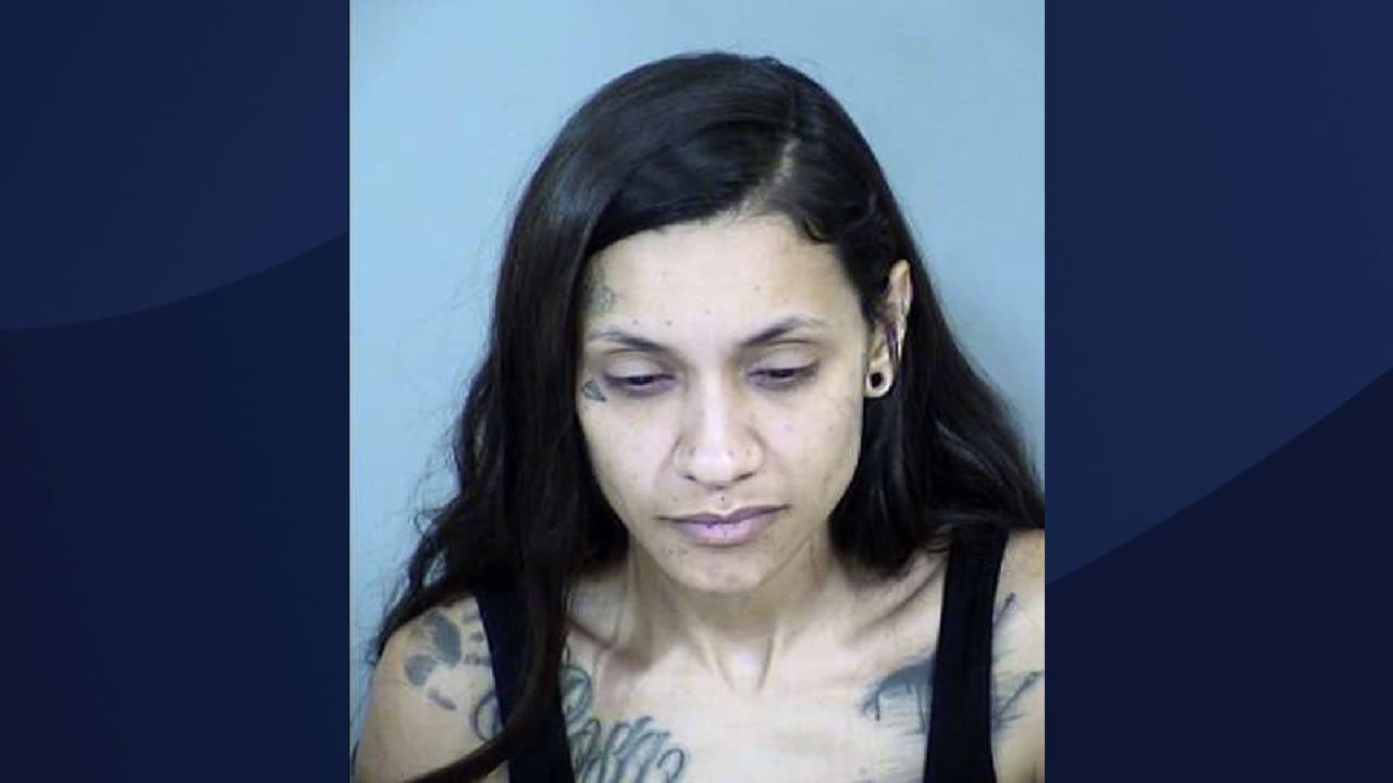 Arrestan a una madre que consumía drogas con su hija de 5 años en el auto, según policía