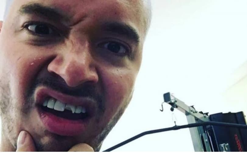 "A mí me pasa lo que le pasa a todo el mundo. Siempre 
<i>sexy</i>, no importa que me quebré el diente", fue lo que dijo J Balvin en un video que compartió en su cuenta de Instagram y donde mostraba el desperfecto en su dentadura.
