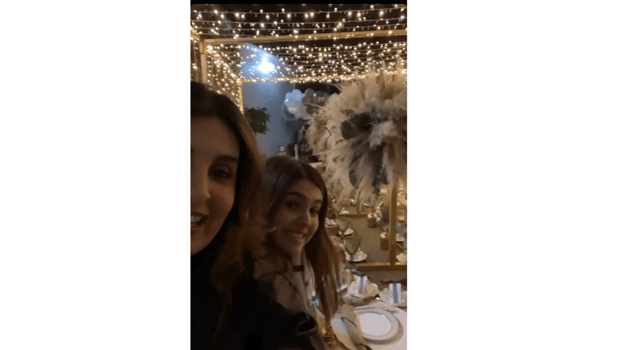 Mayrín organizó una recepción llena de luces.