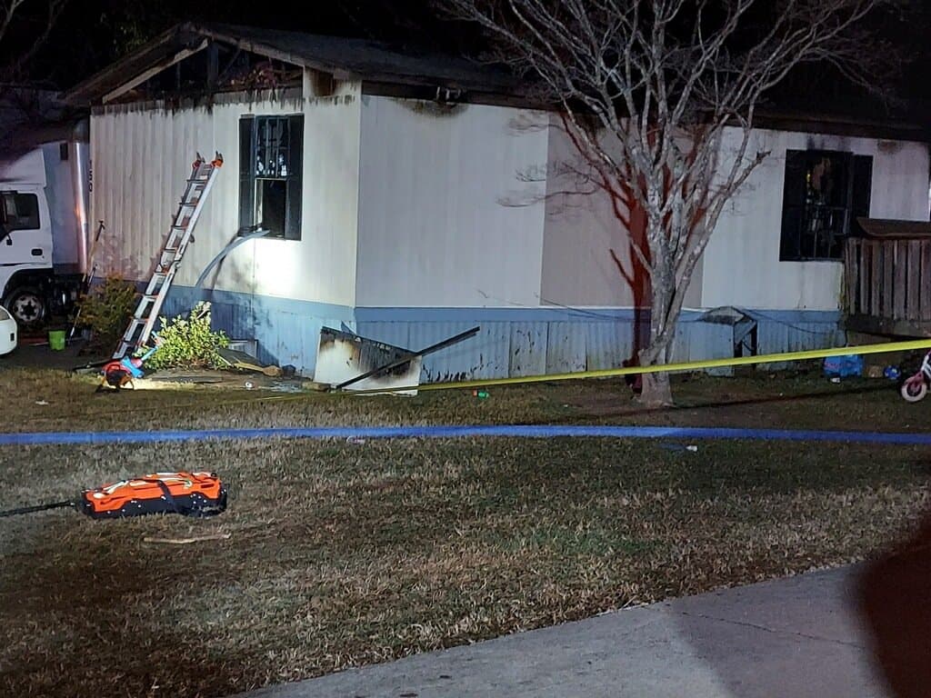 Bomberos que entraron a la vivienda encontraron primero a dos niñas y se los entregaron a los paramédicos, quienes determinaron que estaban muertos.