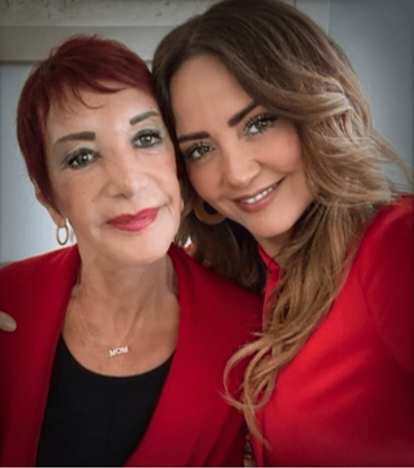 Andrea Legarreta con su mamá.