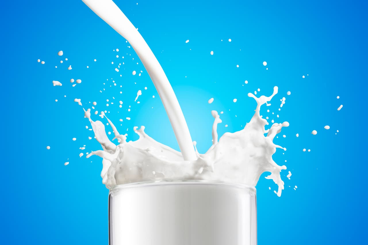 Más allá de los beneficios de su ingesta, hay que aplicar un algodón o un paño mojado de leche en la zona del contorno de los ojos. Reposar unos 10 minutos y enjuagar con abundante agua.