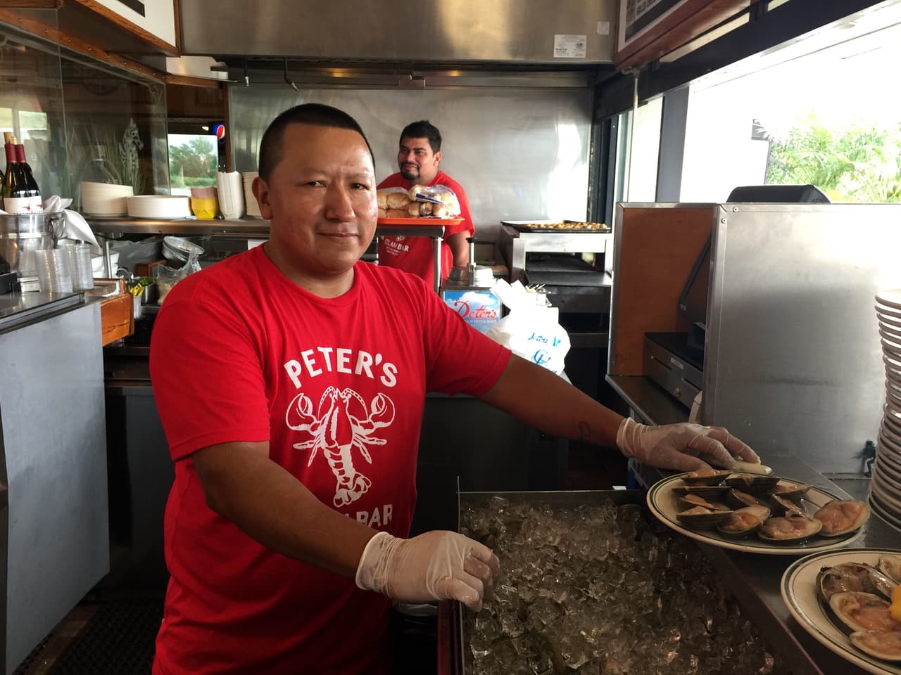 Luis Palaguachi es el más rápido abriendo almejas