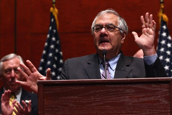 Barney Frank: Se convitió en el segundo político en declararse gay. Se ha visto envuelto en varios escádalos sexuales pero esto no le ha restado fama. En 1990 fue reprimido por albergar a un prostituto que utilizó la casa del legislador demócrata para dirigir un servicio de escoltas masculinos.