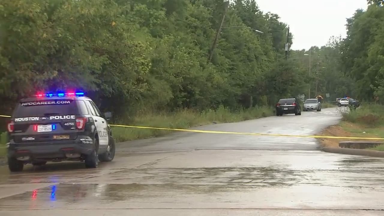 "Estaba envuelto en plástico y cobijas": investigan la muerte de un hispano cuyo cuerpo fue hallado al sur de Houston