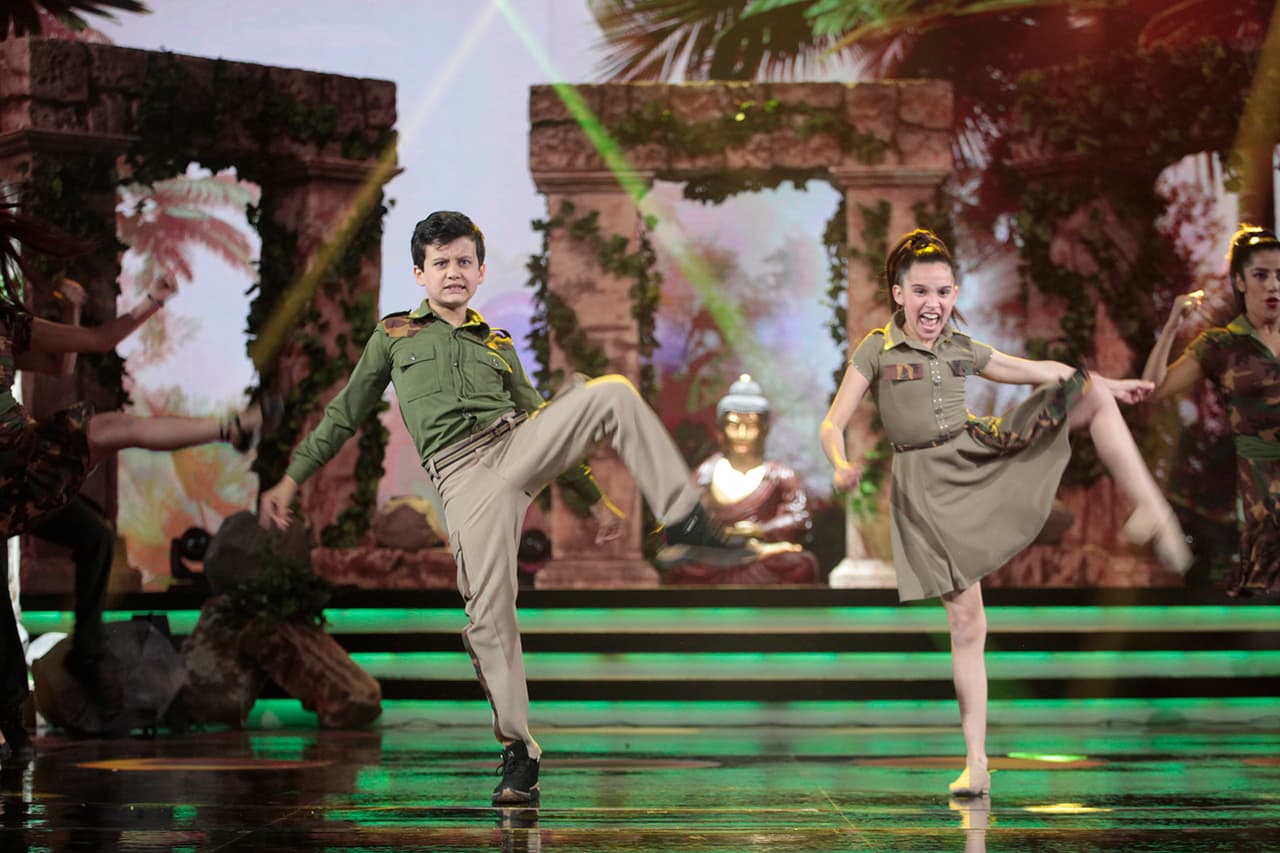 Para la gala semifinal, los pequeños bailarines de 'los sacachispas' le prendieron fuego a la pista con un número musical que hizo que la 'Reina de las telenovelas' recordara uno de sus más grandes éxitos.