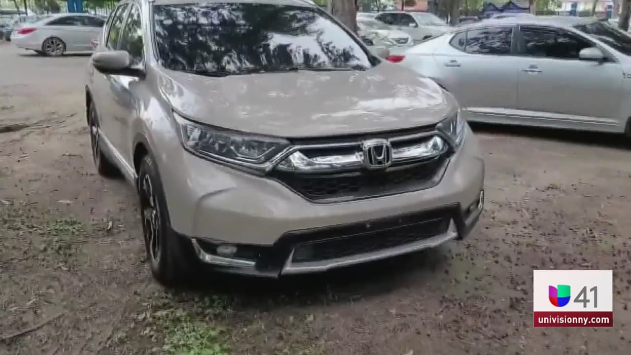 <b>Este es el auto donde Sergio Feliz se trasladaba con su esposa e hijo</b> tras salir del aeropuerto del Cibao. En uno de los vidrios laterales entró la bala disparada por los asaltantes, impactando en la cabeza del pequeño Gioser.