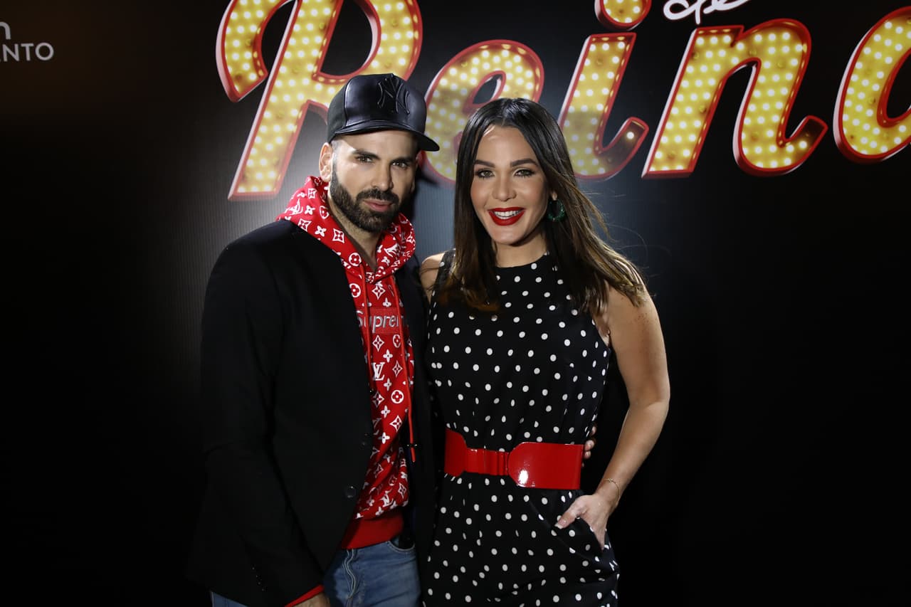 Otro de los que no podía faltar era el experto en moda y belleza Jomari Goyso, luciendo una sudadera de Louis Vuitton y acompañado de la condutora dominicana Luz García que vistió de Indulge Darling.