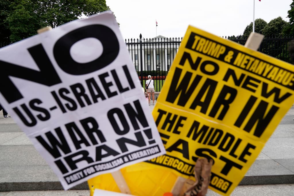 El llamado a evitar la guerra no solo fue dirigido al presidente Donald Trump. Los manifestantes extendieron la misma invitación al
<b><a href="https://www.univision.com/noticias/mundo/por-que-son-enemigos-israel-e-iran-y-por-que-netanyahu-decidio-atacar-ahora-tras-decadas-de-guerra-encubierta-y-sabotajes" target="_blank">primer ministro de Israel, Benjamin Netanyahu</a></b>
<a href="https://www.univision.com/noticias/mundo/por-que-son-enemigos-israel-e-iran-y-por-que-netanyahu-decidio-atacar-ahora-tras-decadas-de-guerra-encubierta-y-sabotajes" target="_blank">. </a>