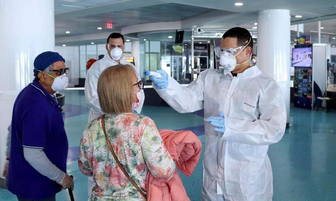En el Aeropuerto Luis Muñoz Marín, personal de la GNPR continúa liderando esfuerzos de monitoreo para detectar pasajeros y otras personas que puedan tener síntomas de covid-19.
<br>
<br>