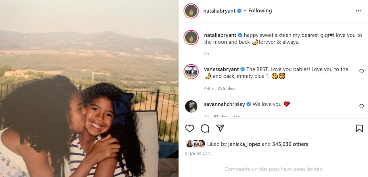 Se trata de esta imagen en la que está Natalia cuando era niña besando en la mejilla a su hermana mientras sonríe: "Te amo hasta la luna y de regreso. Por siempre y para siempre".