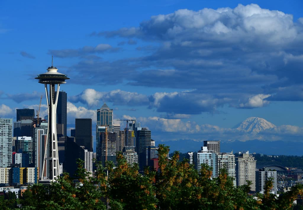 <b>Seattle, Washington</b>, es una importante ciudad costera en el noroeste del Pacífico. La tasa promedio ponderada por área de hundimiento de Seattle es superior a 2 mm por año.
<br>
<br>La variación vertical del terreno en Seattle podría estar influenciada por la actividad tectónica o la compactación de sedimentos subterráneos. Como en otras ciudades con hundimiento, este fenómeno plantea riesgos potenciales para la infraestructura y la planificación urbana.
<br>