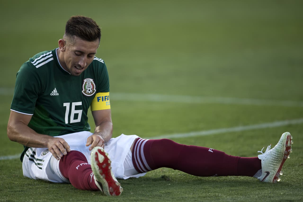 HÉCTOR HERRERA
<br>El balón siempre pasa por sus pies, es el gran jefe en la medular de la selección y su estilo pausado ayuda a los volantes a ganarle la espalda a los centrales. Fue el segundo mejor del Tri y eso que dejó ir un gol por un mal control en vez de rematar de primera.
<br>
<i>Calificación 8</i>