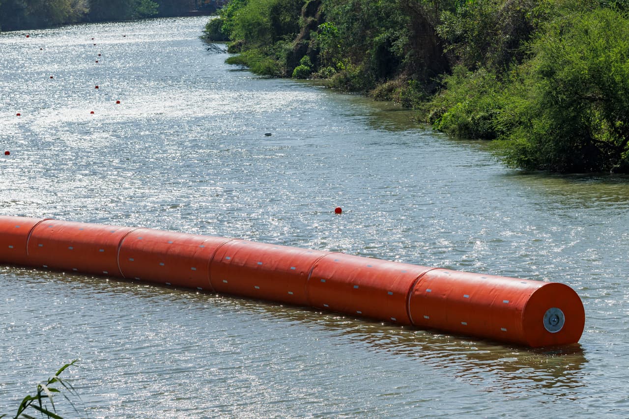 Así lucen las boyas flotantes en el Río Bravo.