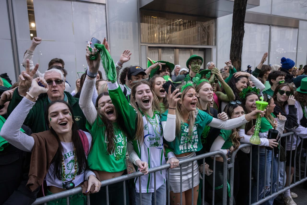 Sonrisas y mucha alegría muestra un grupo de jóvenes durante el desfile del Día de San Patricio.